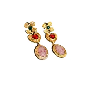 Boucles d'oreilles vintage fleur cœur dorées avec camée rose de style rétro