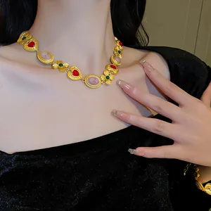 Vue détaillée d'un collier en or vintage avec camée et breloques coeur sur modèle