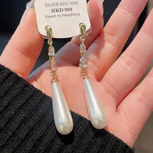 Elegante vergoldete Tropfenohrringe mit Tropfenperlen und schimmernden Zirkonia-Steinen