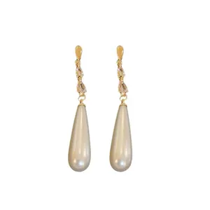 Elegante vergoldete Silberohrringe mit Zirkon und langen Perlen im französischen Stil