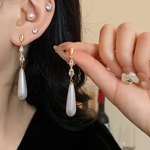 Elegante französische Perlen-Ohrhänger mit Zirkonia-Akzenten und Goldbeschichtung