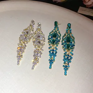 Eleganti orecchini pendenti vintage con nappe di strass in argento e verde petrolio