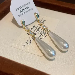 Elegante vergoldete Tropfenohrringe aus Perlen mit Zirkonia und S925 Silber-Nadeln
