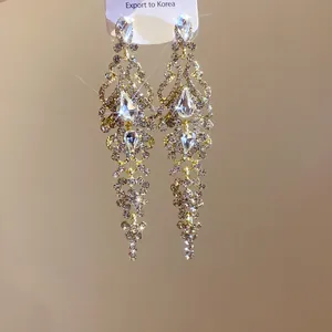 Primo piano di orecchini vintage in argento stile corte con strass scintillanti