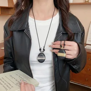 Collier Pendentif Bouteille en Cuir et Bois Vintage Chaîne de Pull Longue en Strass Bijoux Artistiques pour Femmes