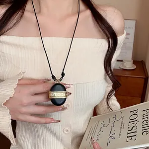 Sautoir vintage avec pendentif gourde en cuir et zircon pour femme, style rétro