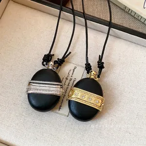 Colliers à pendentif en forme de fiole rétro avec cordons en cuir et détails en zircon