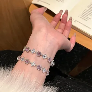 Détail de bracelets de fleurs en zircon élégants portés au poignet avec manucure