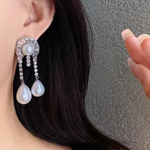 Eleganti orecchini vintage in perle a goccia stile palazzo con aghi argento e strass brillanti