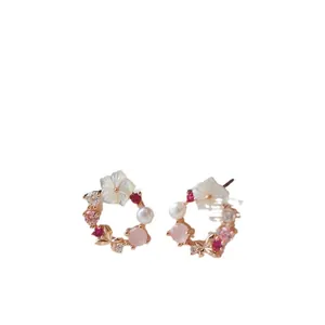 Eleganti orecchini a perno in argento con fiori di conchiglia e dettagli in perle rosa