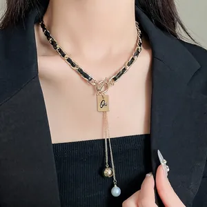 Collier chaîne dorée vintage avec cuir synthétique, fermoir toggle et breloque perle