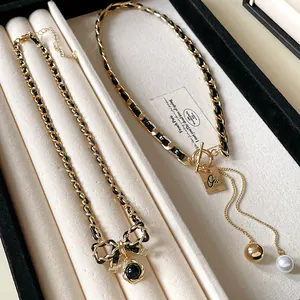 Vue détaillée de colliers rétro en simili cuir et chaîne dorée avec nœud et perles.