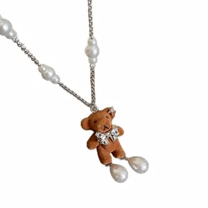 Collier d'ours en peluche brun avec perles blanches et pendentif noeud papillon en cristal