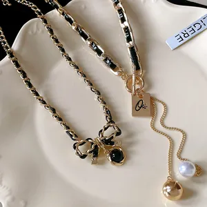 Détail d'un collier vintage en cuir synthétique avec un nœud et des perles élégantes