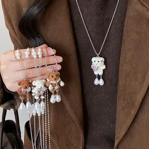 Vue détaillée de colliers d'ours en peluche décorés de perles et de strass étincelants