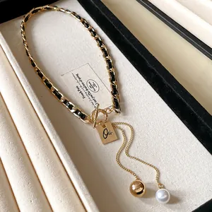 Collier vintage chaîne entrelacée de cuir avec pendentif Oui et perle.