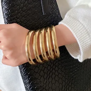 Minimalistischer Eisen Metall Runder Armreif Für Damen Galvanisierte Polierte Oberfläche Stapelbares Armband Retro Modeschmuck