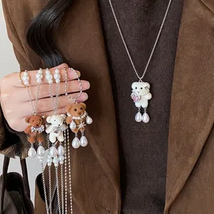 Adorables pendentifs ours en peluche avec perles et strass sur colliers argentés.