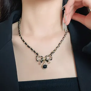 Gros plan d'un collier à nœud vintage avec une chaîne entrelacée en similicuir