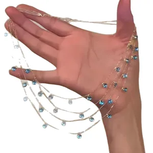 Collier français multicouche élégant avec charmes en zircon bleu sur chaîne dorée.