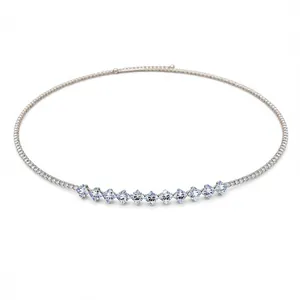 Elegante choker argento minimalista con tredici zirconi scintillanti a taglio quadrato