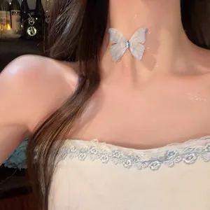 Detailaufnahme eines ätherischen blauen Schmetterlings-Chokers mit glänzenden Strasssteinen