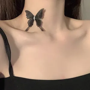 Elegante schwarze Schmetterlings-Choker-Halskette mit glänzenden Strasssteinen am Hals