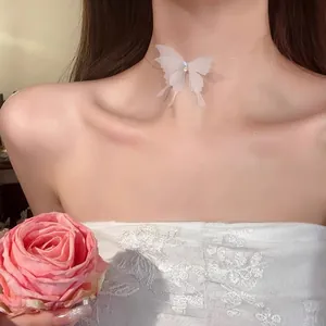 Nahaufnahme eines eleganten weißen Schmetterlings-Chokers mit funkelnden Strasssteinen