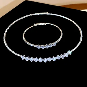 Elegante set di girocollo e bracciale color argento con scintillanti zirconi quadrati