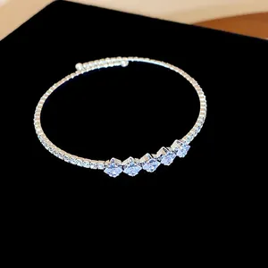 Vista dettagliata del bracciale in zircone argento con cinque pietre quadrate su fondo nero