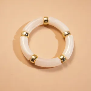 Bracelet élégant en perles d'acrylique avec des séparateurs dorés, de couleur blanc crème
