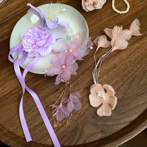 Fermaglio per Capelli con Fiori in Mesh e Tessuto Dolce con Nappa Lunga in Nastro Perla Artificiale per Donna Matrimonio