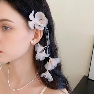 Elegante fermaglio per capelli in garza rosa con fiori e nappine per acconciature estive