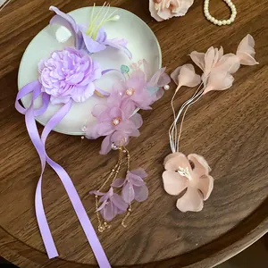 Vista dettagliata di fermagli per capelli a fiori in rete con eleganti accenti di perle