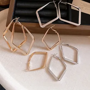 Orecchini a cerchio geometrici a rombo in finitura oro e argento lucido