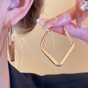 Orecchini a cerchio geometrici a rombo minimalisti in finitura oro lucido donna