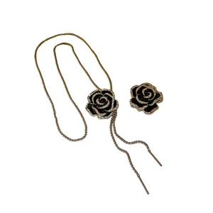 Elegante spilla e collana a camelia nera in zircone e smalto per gioielli donna