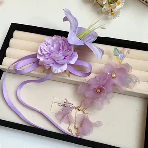 Vista dettagliata di eleganti fermagli per capelli con fiori in rete viola su un vassoio crema