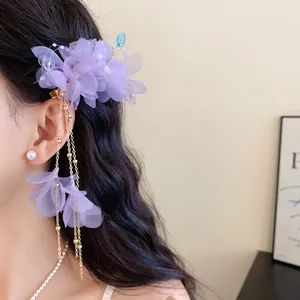 Primo piano di un fermaglio per capelli a fiore viola con eleganti nappine.