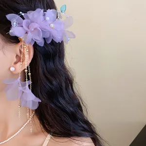 Vista ravvicinata della molletta per capelli con fiori in rete viola ed eleganti nappe