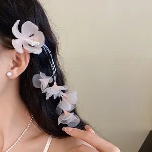 Vista dettagliata del fermaglio per capelli con fiori in rete ed eleganti nappe floreali