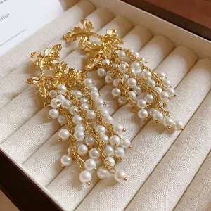 Orecchini pendenti a foglia d'acero dorata con nappe di perle e aghi in argento S925