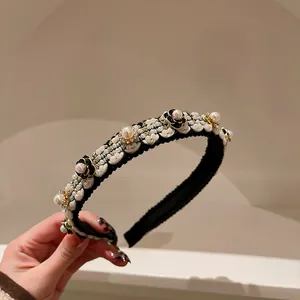 Primo piano del cerchietto barocco vintage con perle e decorazioni di camelie nere eleganti