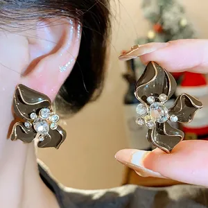 Vintage brown drip oil flower stud earrings with rhinestones for elegant Maillard style