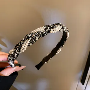 Serre-tête élégant en tweed noir avec perles blanches, style vintage français