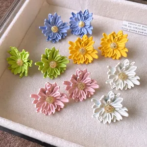 Sweet Fresh Mori Style Daisy Flower Stud Earrings For Women Colorful Matte Alloy Floral Earrings With Silver Earring Post Jewelry Gift