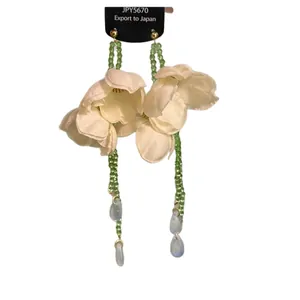 Eleganti orecchini a nappa con fiori bianchi, perline verdi e gocce di vetro blu