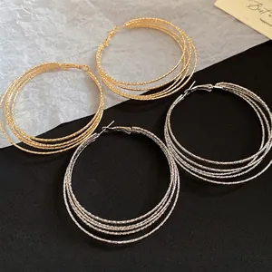 Elegante mehrlagige strukturierte Creolen in Gold und Silber im schicken Vintage-Stil.