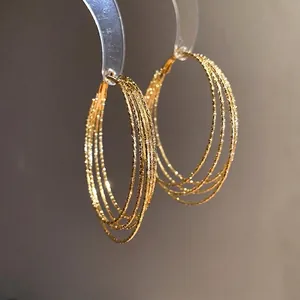 Vintage mehrlagige goldene Creolen mit einer glänzenden Metall-Glitzer-Struktur