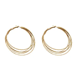 Elegante goldene mehrlagige Creolen mit strukturierter Vintage-Metalloberfläche (81)